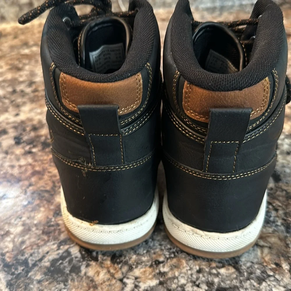 Levi's Mid Top Sneakers Mens Size 7.5. Black.